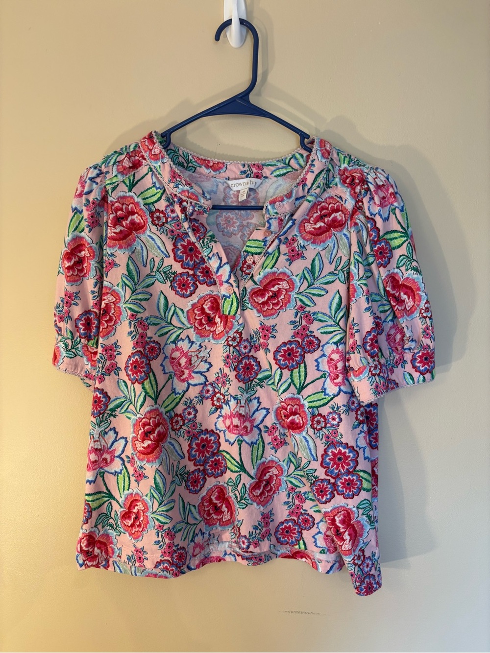 crown & ivy Pink Floral Split-Neck Puff Sleeve Blouse